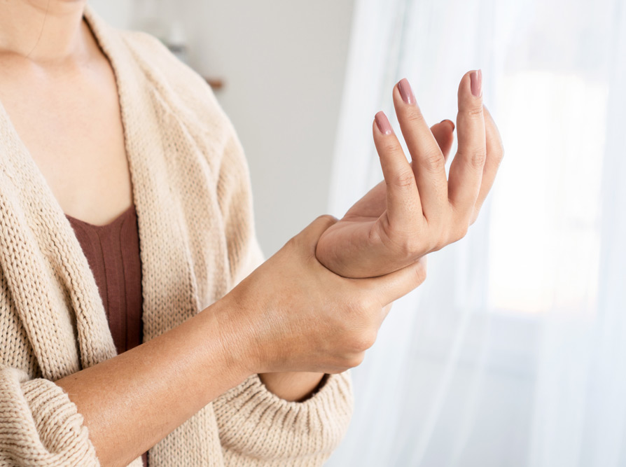 woman-with-hand-and-wrist-pain